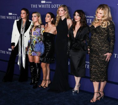 Beatrice Grann (Beatrice Granno), Haley Lu Richardson, Simona Tabasco, Meghann Fahy, Sabrina Impacciatore ve Jennifer Coolidge, HBO 'nun orijinal sezonunun Los Angeles prömiyerine geldiler. 