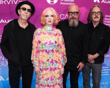 Duke Erikson, Shirley Manson, Steve Marker ve Çöpçü Butch Vig, 22 Ekim 2022 'de Hollywood Bowl' da düzenlenen Amerikan İntihar Önleme Vakfı ortaklığıyla Audacy 'nin 9. Geleneksel Hayatta Kalma Konseri' ne geldiler.