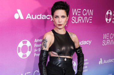 Amerikalı şarkıcı ve söz yazarı Halsey (Ashley Nicolette Frangipane), 22 Ekim 2022 'de Hollywood Bowl, Los Angeles' ta düzenlenen American Foundation for Suicide Prevention ortaklığıyla Audacy 'nin 9.