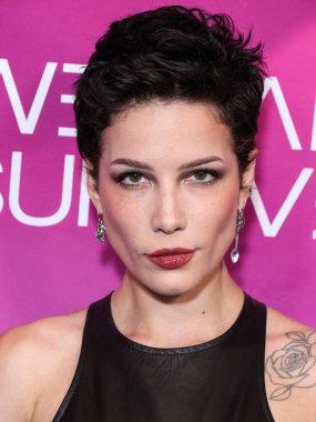 Amerikalı şarkıcı ve söz yazarı Halsey (Ashley Nicolette Frangipane), 22 Ekim 2022 'de Hollywood Bowl, Los Angeles' ta düzenlenen American Foundation for Suicide Prevention ortaklığıyla Audacy 'nin 9.