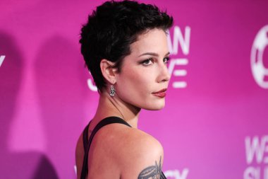 Amerikalı şarkıcı ve söz yazarı Halsey (Ashley Nicolette Frangipane), 22 Ekim 2022 'de Hollywood Bowl, Los Angeles' ta düzenlenen American Foundation for Suicide Prevention ortaklığıyla Audacy 'nin 9.