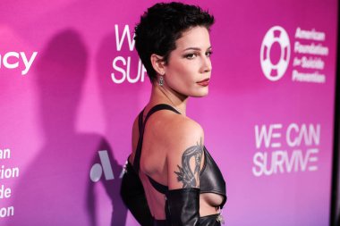 Amerikalı şarkıcı ve söz yazarı Halsey (Ashley Nicolette Frangipane), 22 Ekim 2022 'de Hollywood Bowl, Los Angeles' ta düzenlenen American Foundation for Suicide Prevention ortaklığıyla Audacy 'nin 9.