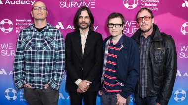 Patrick Wilson, Brian Bell, Rivers Cuomo ve Scott Shriner, 22 Ekim 2022 'de Hollywood Bowl' da düzenlenen Amerikan İntihar Önleme Vakfı ortaklığıyla Audacy 'nin 9. Yıllık Hayatta Kalma Konseri' ne geldiler.