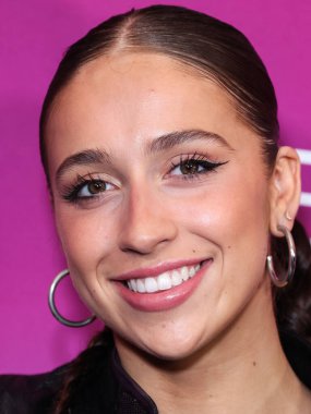 Kanadalı şarkıcı ve söz yazarı Tate McRae, 22 Ekim 2022 'de Hollywood Bowl, Los Angeles, Kaliforniya, ABD' de düzenlenen American Foundation for Suicide Prevention ortaklığıyla Audacy 'nin 9.