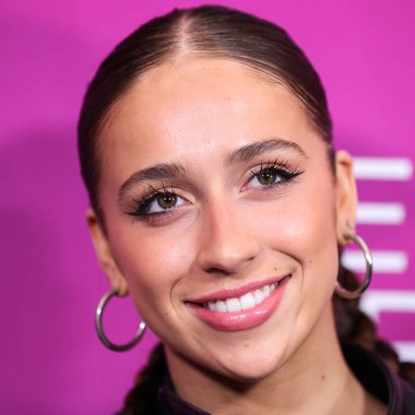 Kanadalı şarkıcı ve söz yazarı Tate McRae, 22 Ekim 2022 'de Hollywood Bowl, Los Angeles, Kaliforniya, ABD' de düzenlenen American Foundation for Suicide Prevention ortaklığıyla Audacy 'nin 9.