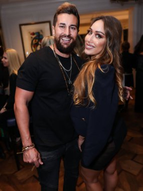 Amerikalı aktör Lee Kholafai ve Amerikalı aktris Korrina Rico, 22 Ekim 2022 'de Bel Air, Los Angeles, Kaliforniya, ABD' de düzenlenen Deepak Richard Mehta 'nın doğum günü partisine katıldılar..