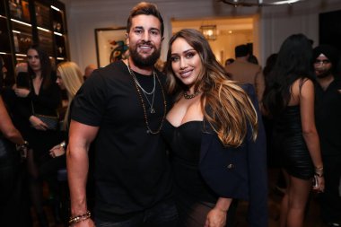 Amerikalı aktör Lee Kholafai ve Amerikalı aktris Korrina Rico, 22 Ekim 2022 'de Bel Air, Los Angeles, Kaliforniya, ABD' de düzenlenen Deepak Richard Mehta 'nın doğum günü partisine katıldılar..