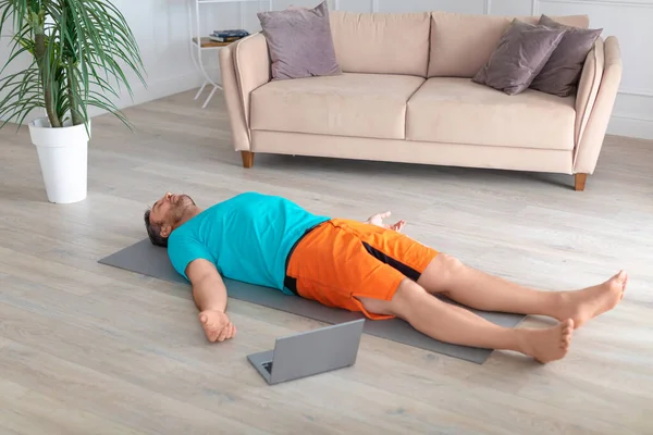 Çevrimiçi eğitimle rahatlama pratiği. Yoga - shavasana.
