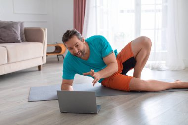 İnternetteki bir video görüşmesi sırasında yoga koçu. Alıştırma ve beslenme yönlerini açıklayan müşteriyle iletişim kurar..