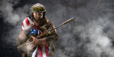Bir Amerikan piyade askeri omuzlarında bayrakla beton bir duvarın arkasında duruyor. Gazilerin anma günü kavramı..