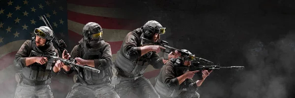Grupp av professionella specialstyrkor soldater, under en speciell operation är höljd i rök som skyddar USA: s flagga bakgrund - de en försvarande flagga. Fotoformat 3x1. — Stockfoto