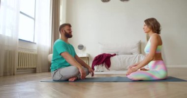 4K görüntüler. Orta yaşlı bir çift birbirlerinin önünde meditasyon yapıyorlar. Yoga, pilates ve sağlık hizmeti konsepti.