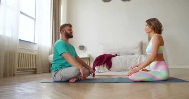 Imágenes Pareja Mediana Edad Meditando Casa Frente Frente Yoga Pilates — Vídeos de Stock