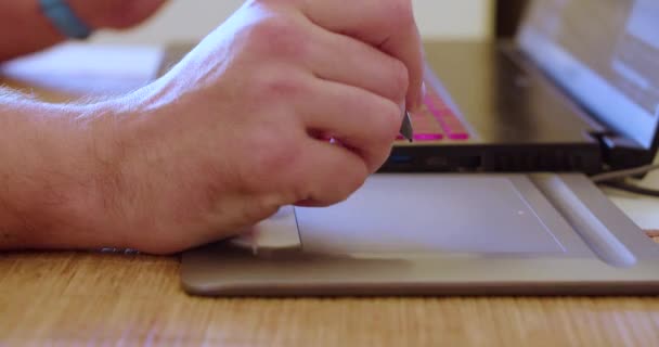 Diseñadores gráficos a mano en el trabajo. Usa un lápiz óptico en una tableta gráfica frente a un monitor de computadora portátil. — Vídeo de stock