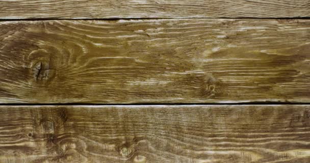 Vídeo de close-up de um velho tábuas de madeira câmera se move da direita para a esquerda ao longo de um placas de madeira escura — Vídeo de Stock