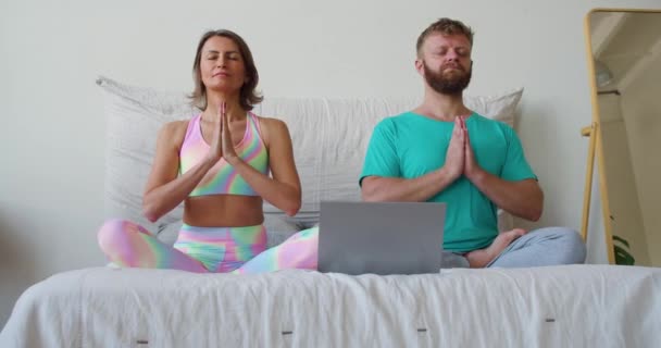 Ein Paar Mittleren Alters Meditiert Unter Anleitung Eines Online Mentors — Stockvideo