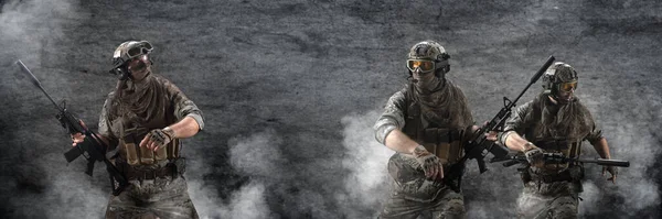 Tres soldados mercenarios durante una operación especial en el humo contra el fondo de una pared de hormigón oscuro - foto con espacio de copia en el centro. Formato foto 3x1. —  Fotos de Stock
