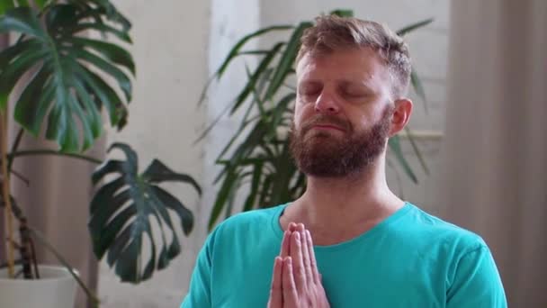 Coppia di mezza età meditando in interni di casa. Pratica yoga. — Video Stock