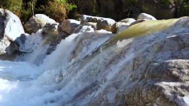 Dağlardaki yağmurlardan sonra hızlı bir su akışının görüntüsü - dağ nehri.