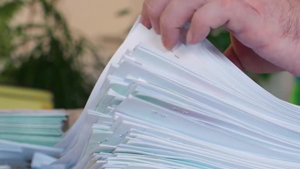 Kancelář. Mužské ruce vzít detailní záběr na obrovský svazek papírů. — Stock video