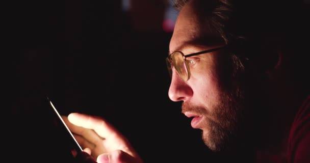 Uomo caucasico con smartphone a letto a casa di notte. Online incontri concetto per adulti. 4K rallentatore. — Video Stock