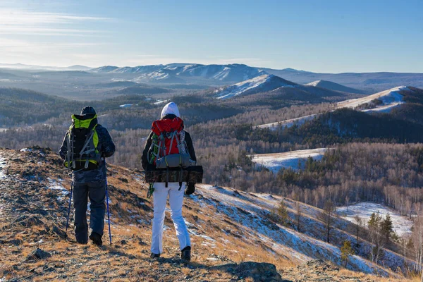Couple d'âge moyen faire de la randonnée dans les montagnes alpines d'hiver à l'aube. — Photo
