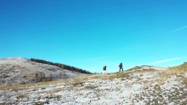 Birkaç yürüyüşçü dağ kaburgası boyunca yürüyor. Aktif yaşam tarzı kavramı..