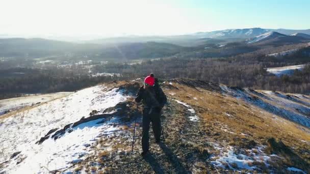 En ensam vandrare går längs åsen. Långsamma rörelser. — Stockvideo