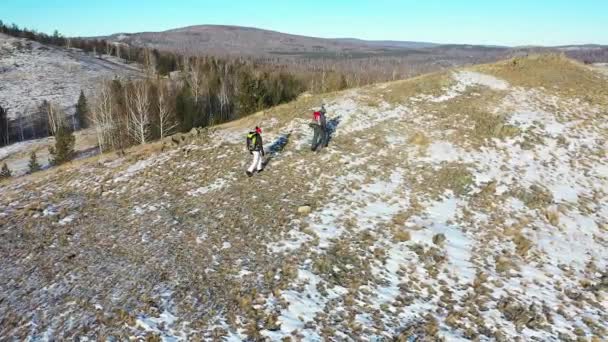 空中-中年のカップルは高山の冬の山でハイキングに行く. — ストック動画