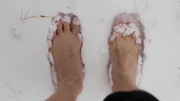 Mens barfota i snön i en solig dag — Stockvideo