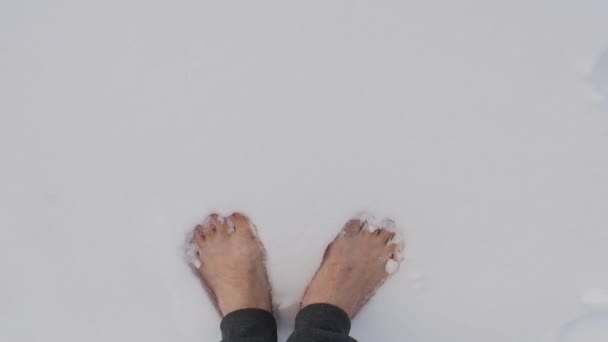 Close-up view of a male feet in a snow. Temperature contrast for adaptation of veins and vascular system. — Vídeo de Stock