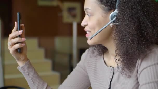 Service de soutien à tout moment femme afro-américaine faire un appel vidéo en ligne. — Video