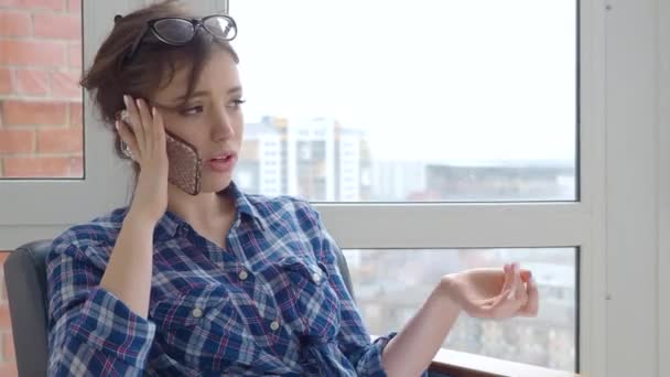 4K video - bir kadın telefonda konuşurken erkek arkadaşıyla olan ilişkisini öğreniyor.. — Stok video