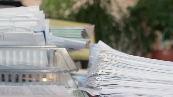 Vista de cerca. Oficina, contabilidad y exceso de trabajo - manos están colocando una enorme pila de documentos para el procesamiento. — Vídeos de Stock