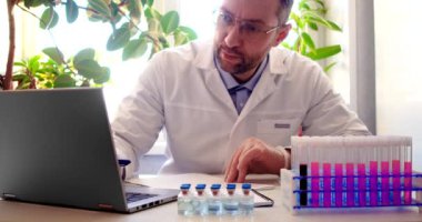 Modern bir klinikte çalışıyorum - doktor hasta verilerini işliyor ve günlüğe notlar yazıyor.