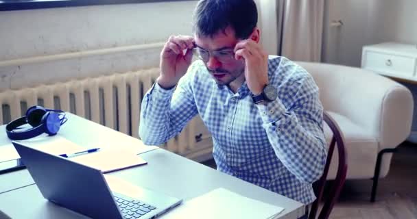 Hombre cansado delante de la computadora portátil en casa - concepto de casa freelance con exceso de trabajo. — Vídeo de stock