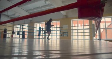 Spor salonunda boksör. İp atlama egzersizi. Yavaş çekim.