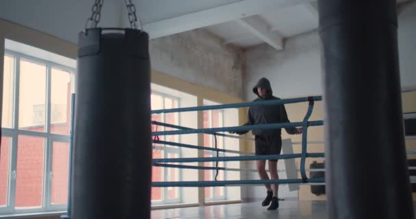 Seilspringen Workout - Boxtraining in der Turnhalle. 4k-Video. — Stockvideo
