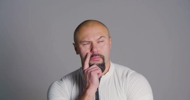Middle-aged man shows with gestures - use your brain, think with your head. — Stok video