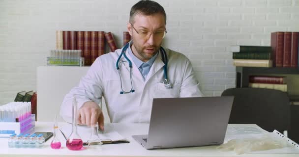Середній дорослий чоловік лікар працює довгі години . — стокове відео
