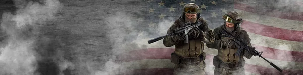 Professionella specialstyrkor soldater, under en speciell operation är höljda i rök mot en mörk betongvägg och amerikansk flagga bakgrund. Fotoformat 4x1. Collage - en modell, i tre poser. — Stockfoto