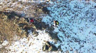 Üst manzara yürüyüşçüleri dağ kaburgaları boyunca yürür. Aktif yaşam tarzı kavramı.