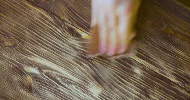 목공 공정 - 빈티지 스타일로 텍스처 테이블을 만들기 위해 사포로 나무를 무두질하는 모습. — 비디오