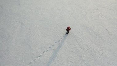 Kuzey Kutbu 'nda ya da Tundra' da arama kurtarma operasyonu. Karlı bir çölün ortasında tek başına gezen bir helikopterin görüntüsü..