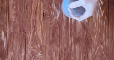 Ahşap işçiliği, ahşap zımparalama, kumaşlı eski tarz masa yapmak için. Üst görünüm.