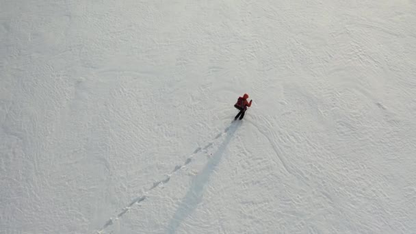 北極やツンドラで救助活動を検索-雪の砂漠の真ん中に一人旅のヘリコプターからの眺め. — ストック動画