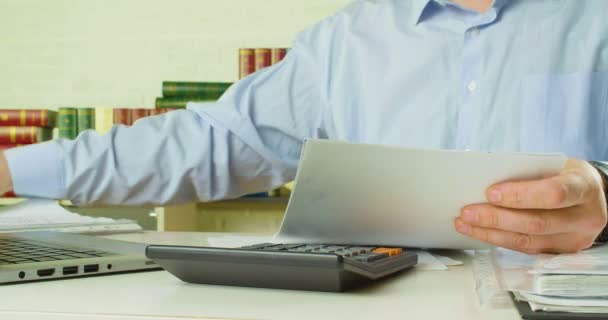 Muž ruce s dokumenty - muž na pracovišti v kanceláři kontroluje dokumenty. — Stock video