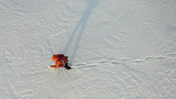 4k映像-バックパック付きの一人旅は雪の砂漠を歩く。極寒下での生存の概念. — ストック動画