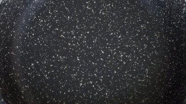 Kızarmış yumurtayı tavada pişirme sürecinin en iyi görüntüsü..