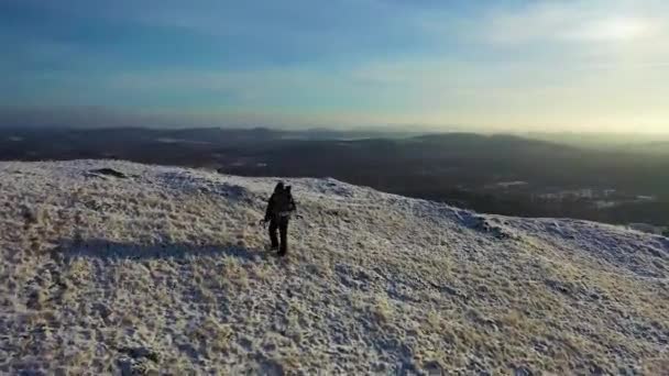 Osamělý poutník šplhající na vrcholek pohoří. Koncept cestování v extrémních podmínkách - pohled z bezpilotního letounu. — Stock video